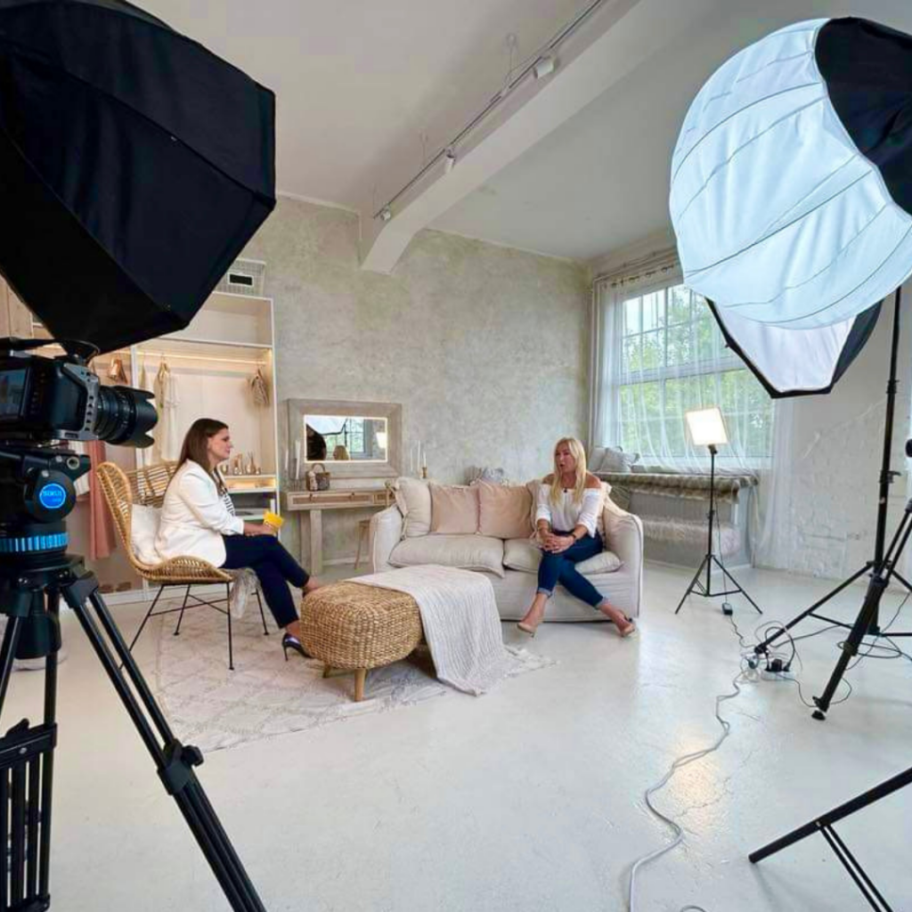 Beszédes Henrietta műsorvezető, riporter, szinkronszínész, narrátor