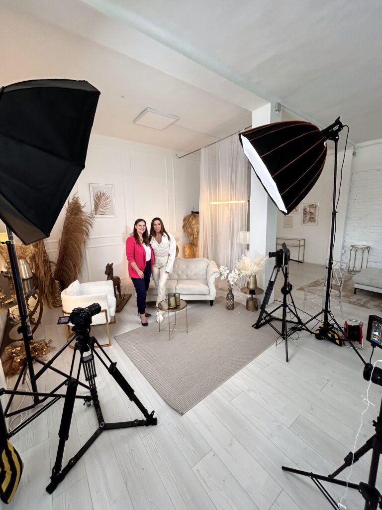 Beszédes Henrietta műsorvezető, riporter, szinkronszínész, narrátor